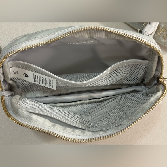 NWOT Lululemon Everywhere Belt Bag Wordmark Vapor/Gold/White - Picture 12 of 14
